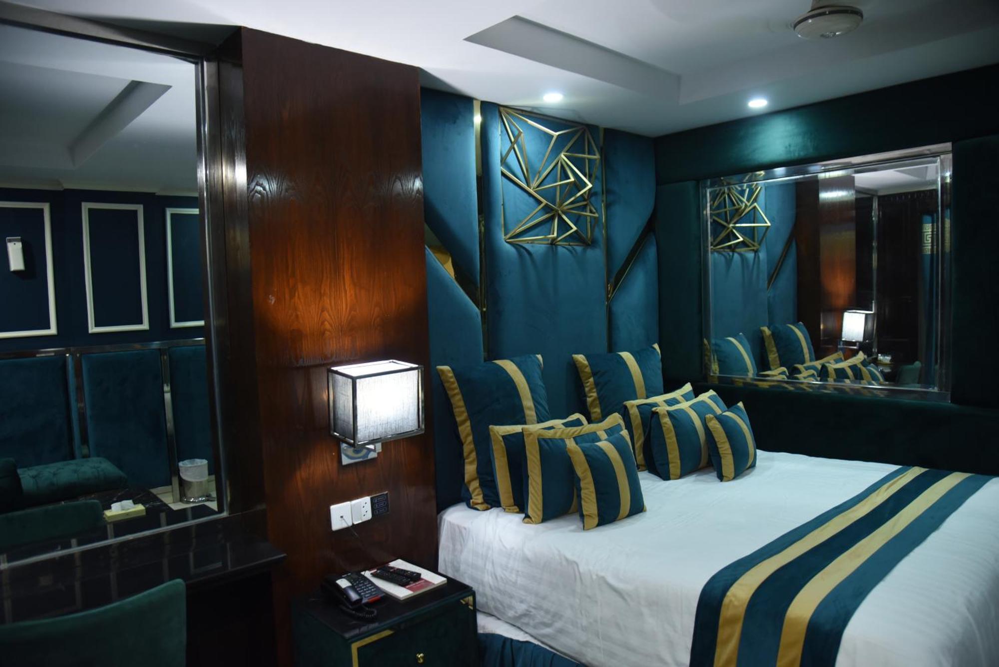 Hilton Suites Lahore Exterior foto